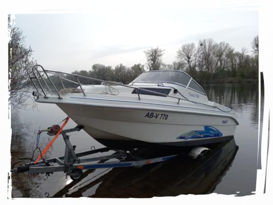 Boot beim zu Wasserlassen in den Main