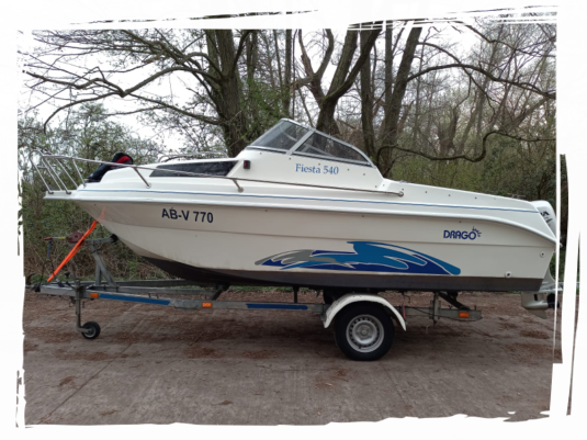 Fahrschulboot auf dem Anhänger